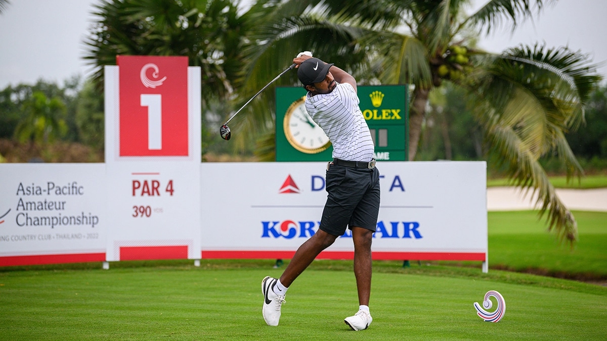 高尔夫球场上球员开球