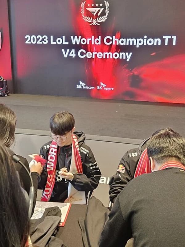 Lee Sang-hyeok in elite esports action as a sports brand ambassador for World Sports Advertising