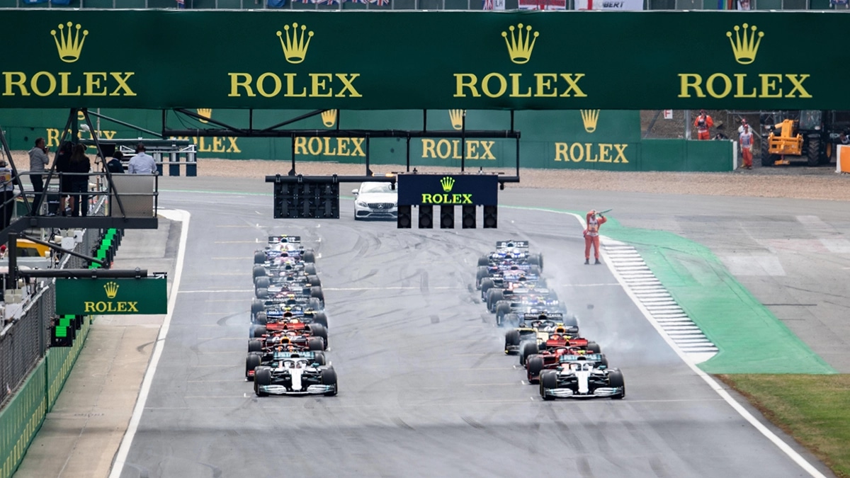 赛道上的一级方程式赛车